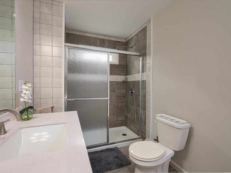 22-670 Glimmerglen Rd-22