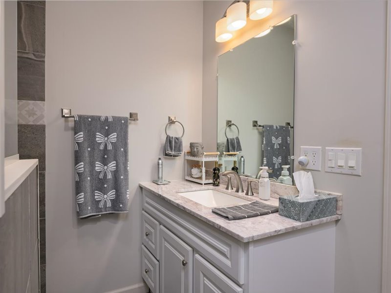 27-670 Glimmerglen Rd-27